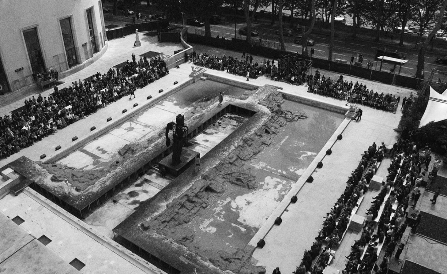 No Palais de Tokyo, Owens usou a fonte drenada ao ar livre e instalou um fio de bronze preto do artista britânico Thomas Houseago. O artista também permitiu que Owens usasse uma imagem de uma de suas esculturas de parede como arte de convite da marca / Reprodução