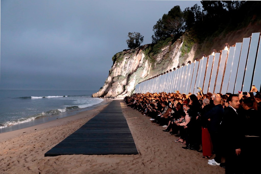 Cenário da Saint Laurent em Malibu / Reprodução Getty Images