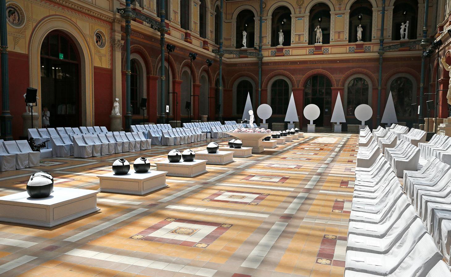 O desfile aconteceu na École Nationale Supérieure des Beaux-Arts, que foi transformado em um clube de campo de Versailles. As cadeiras estavam cobertas por lençóis brancos e uma fonte vazia preenchida por bolas de basquete vermelhas e azuis faziam alusão às tradições esportivas americanas / Reprodução