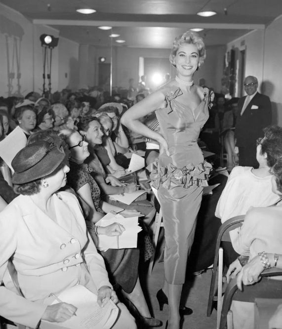 Modelo em um desfile em Nova York, em 1953 / Reprodução Getty Images