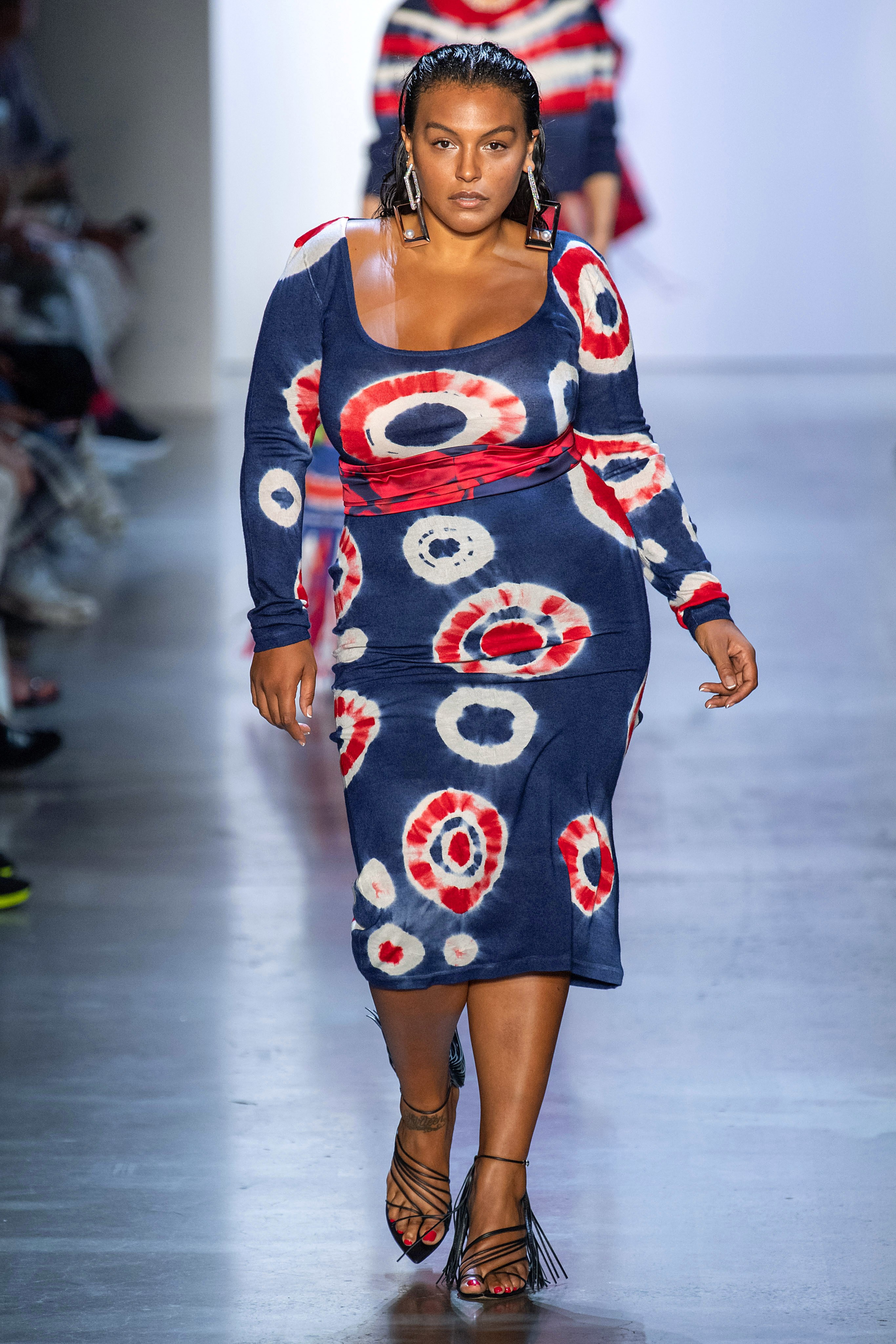 Paloma Elsesser no desfile de Prabal Gurung / Reprodução