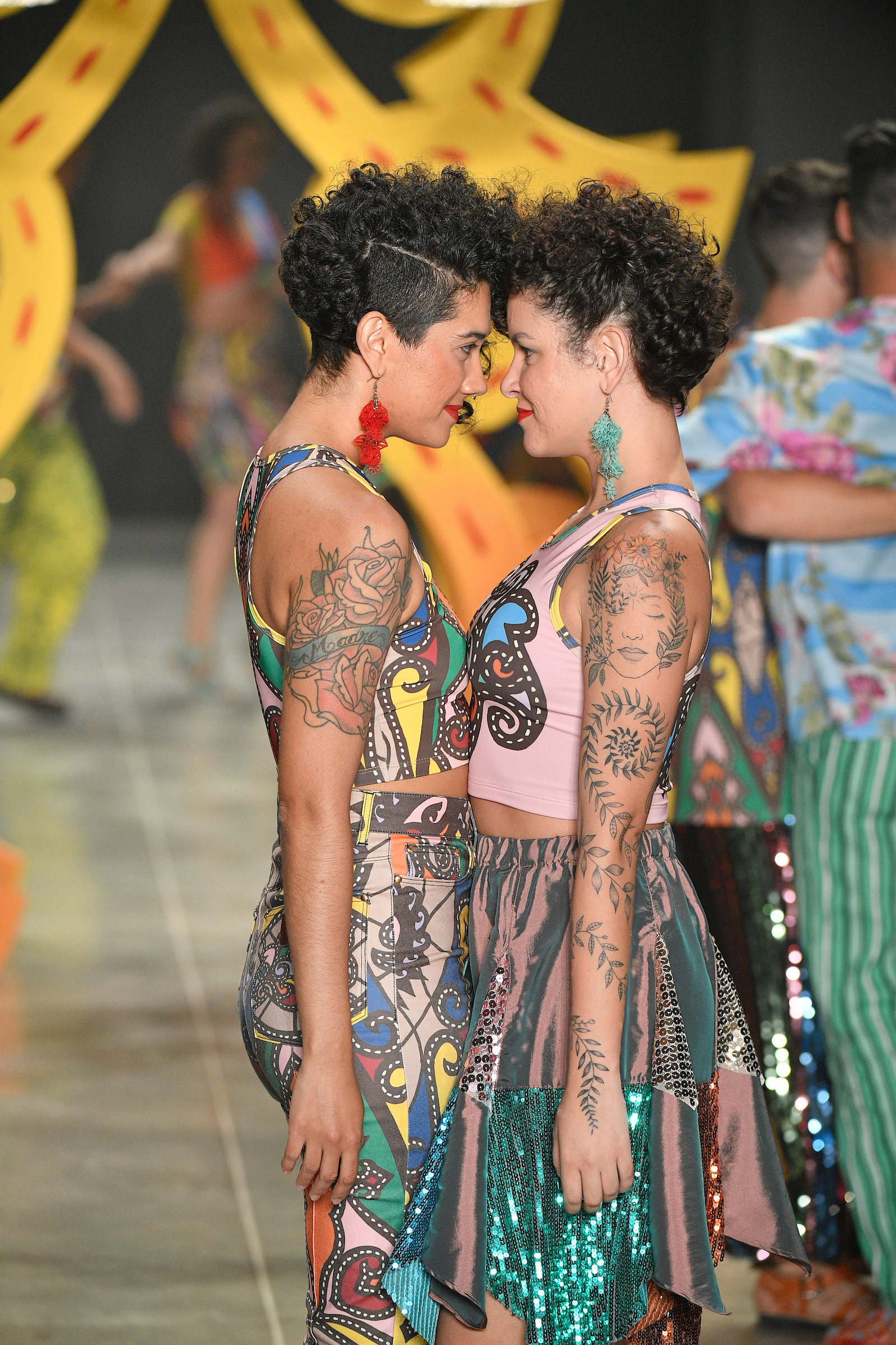 Casais LGBT+ dançaram na passarela durante o desfile da Amapõ. / FOTOSITE