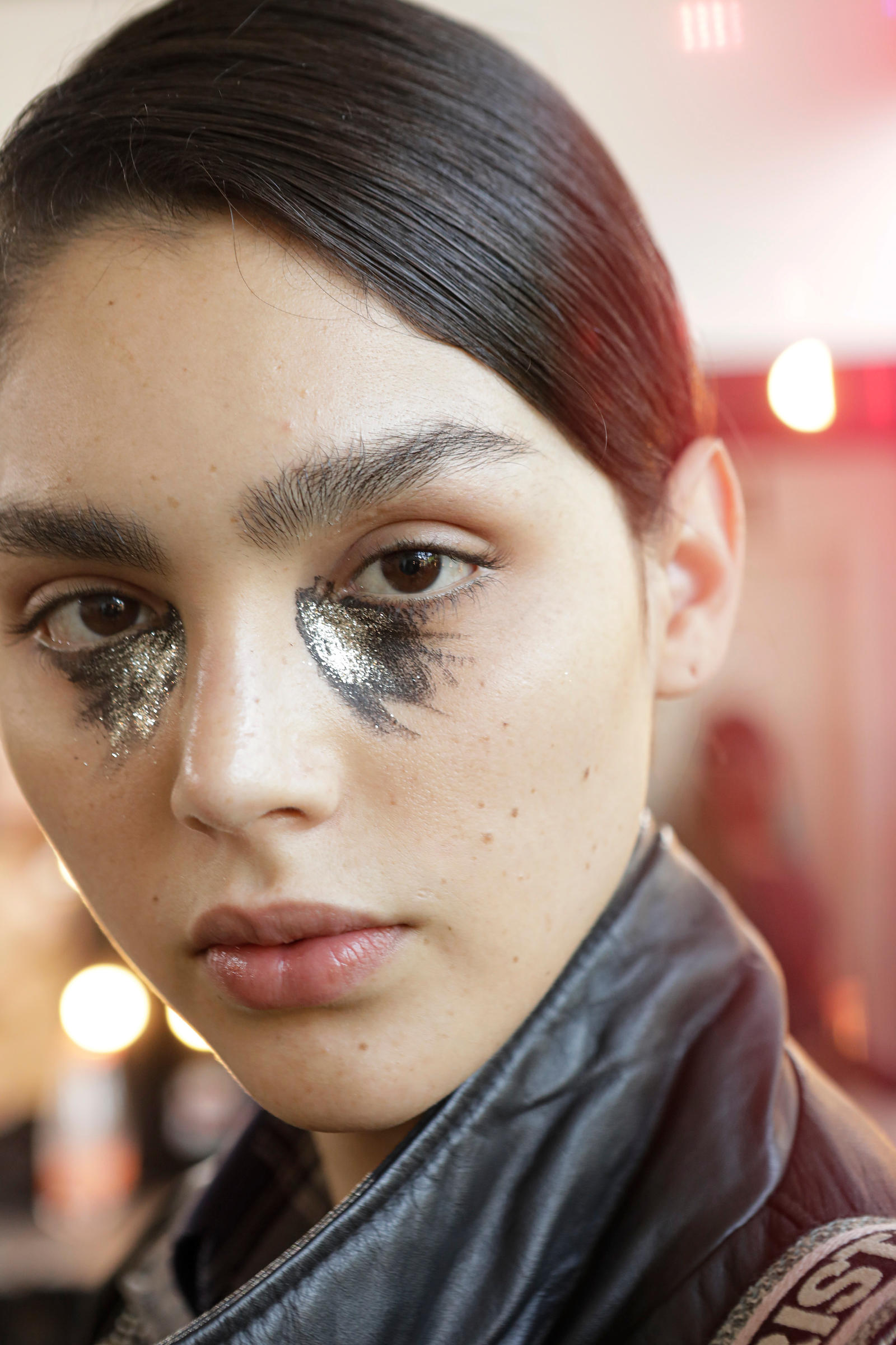 Manchas heterogêneas em preto e glitter prateado pintavam a parte debaixo dos olhos na beleza de Laura Prestes para João Pimenta / FOTOSITE