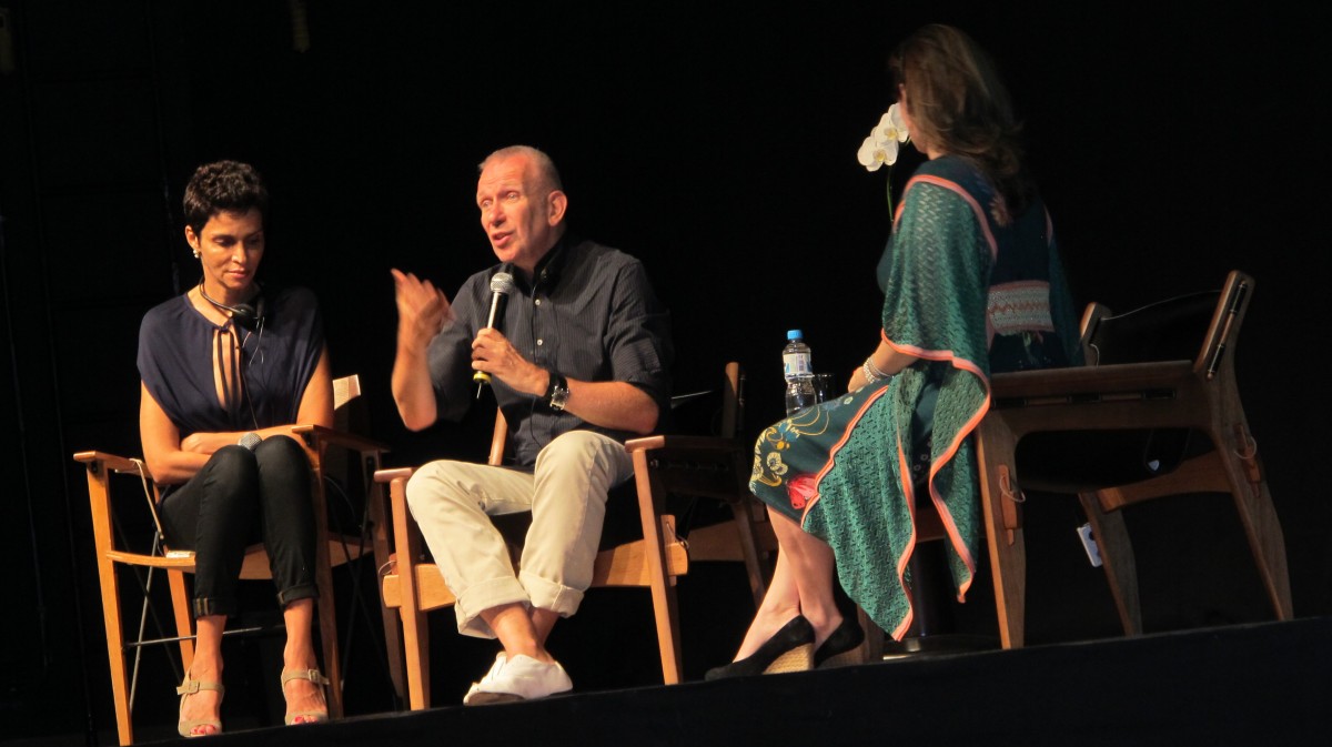 Farida Khelfa, Jean Paul Gaultier e Camila Yahn em evento do FFW no Fashion Rio / Reprodução