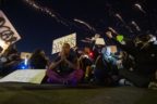 Foto de um dos protestos em Los Angeles / Reprodução Los Angeles Times