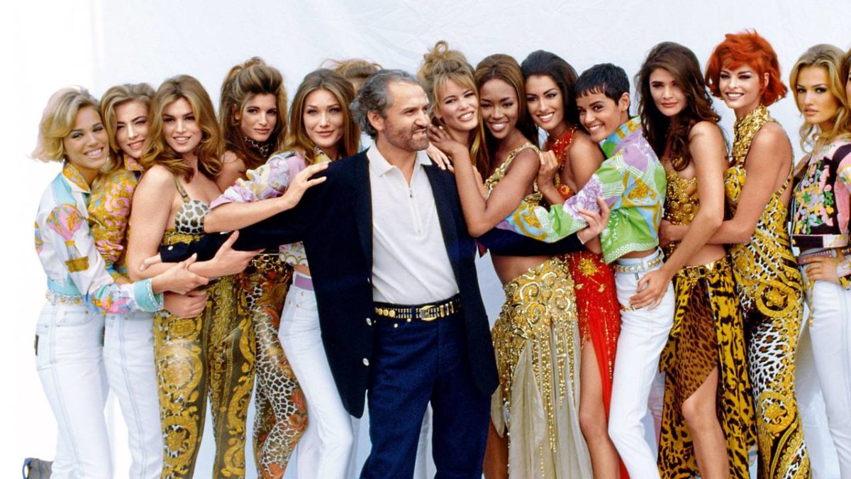 Gianni Versace e as supermodelos que contribuiram para criar desejo pela Versace | Imagem: Reprodução