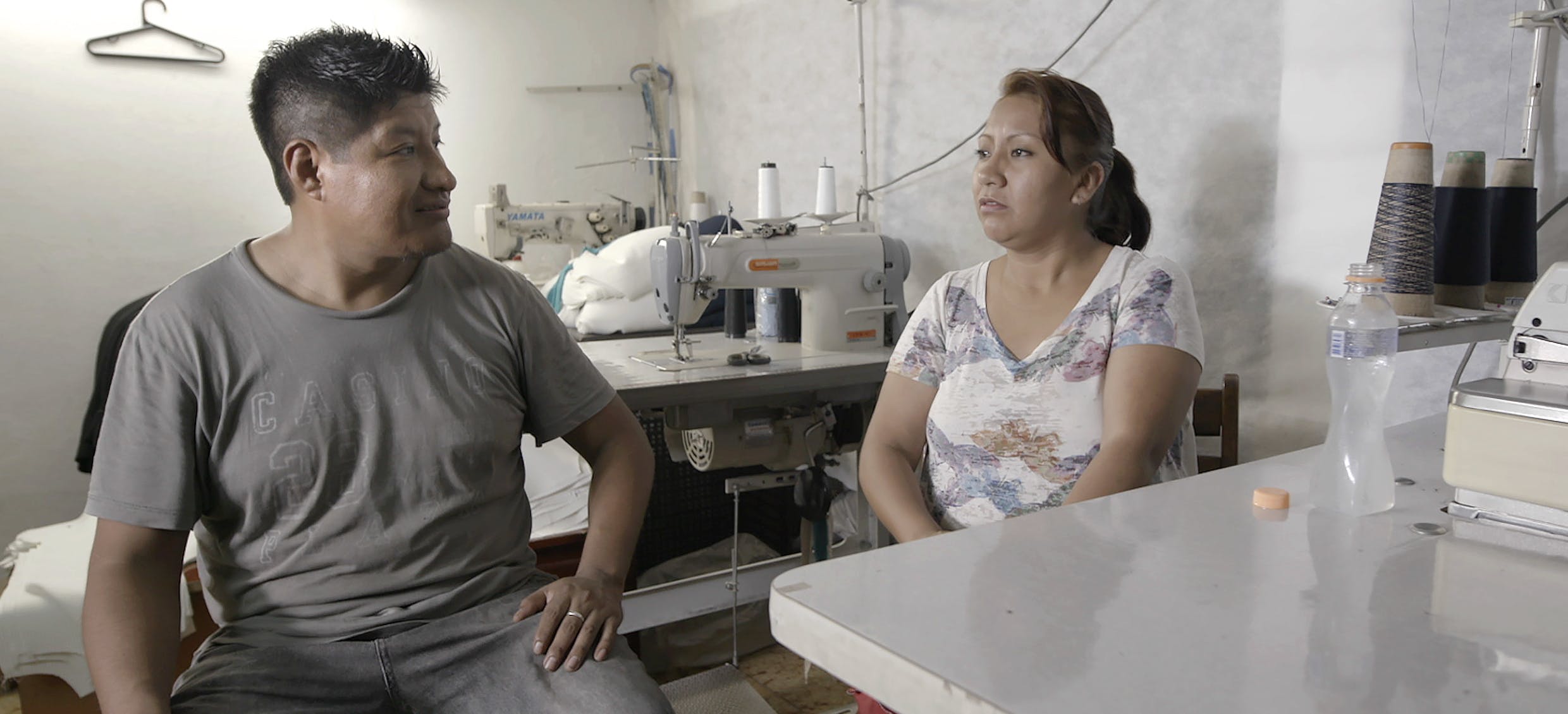 O casal de costureiros que deixou a Bolívia e acabou no Brasil em situação análoga à escravidão / Foto HBO / Reprodução