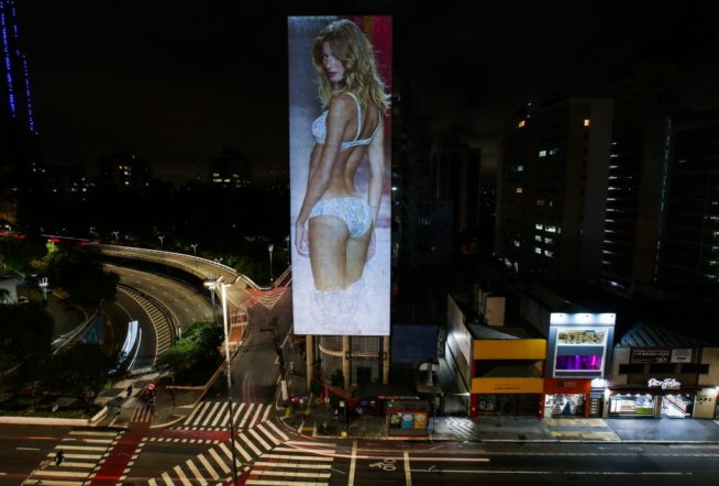 projeção dos desfiles em prédio em São Paulo na última edição do evento