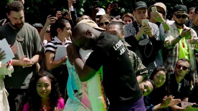 Virgil Abloh abraça Kanye West, seu mentor, em sua estreia na Louis Vuitton