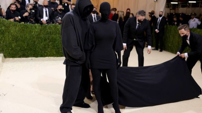 Kim Kardashian e Demna Gvasalia no Met Gala | Reprodução