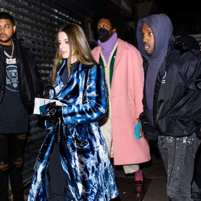 Kanye West e Julia Fox em encontro em Los Angeles, com look Diesel por Glenn Martens | Reprodução