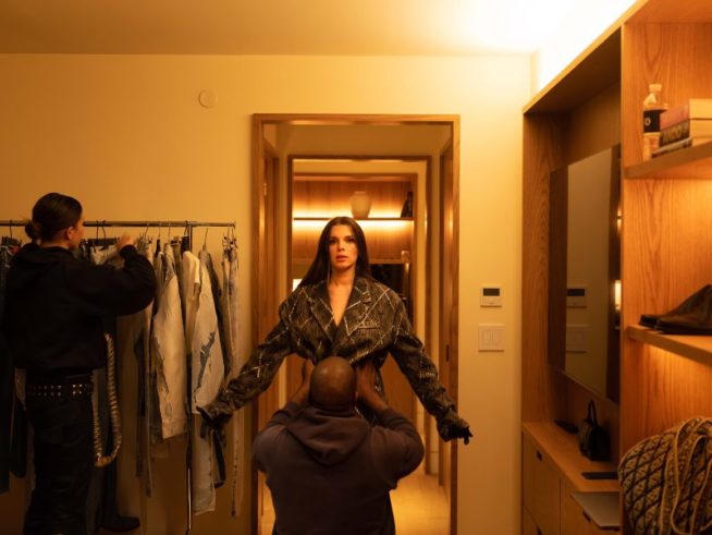Julia Fox e Kanye West em quarto de Hotel, com look Diesel | Reprodução Instagram