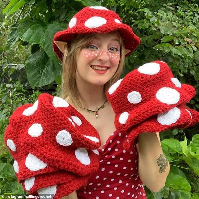 A designer e adepta do lifestyle @halflingcrochet cria peças de crochê inspiradas em cogumelos, escolha frequente dos adeptos ao Goblincore | Reprodução Instagram