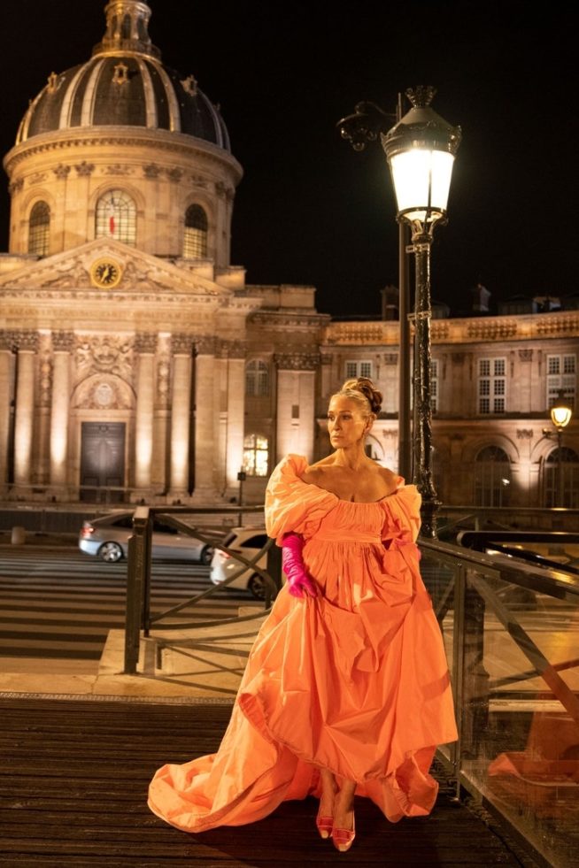 Carrie Bradshaw de Valentino Couture, em Paris | And Just Like That, Reprodução