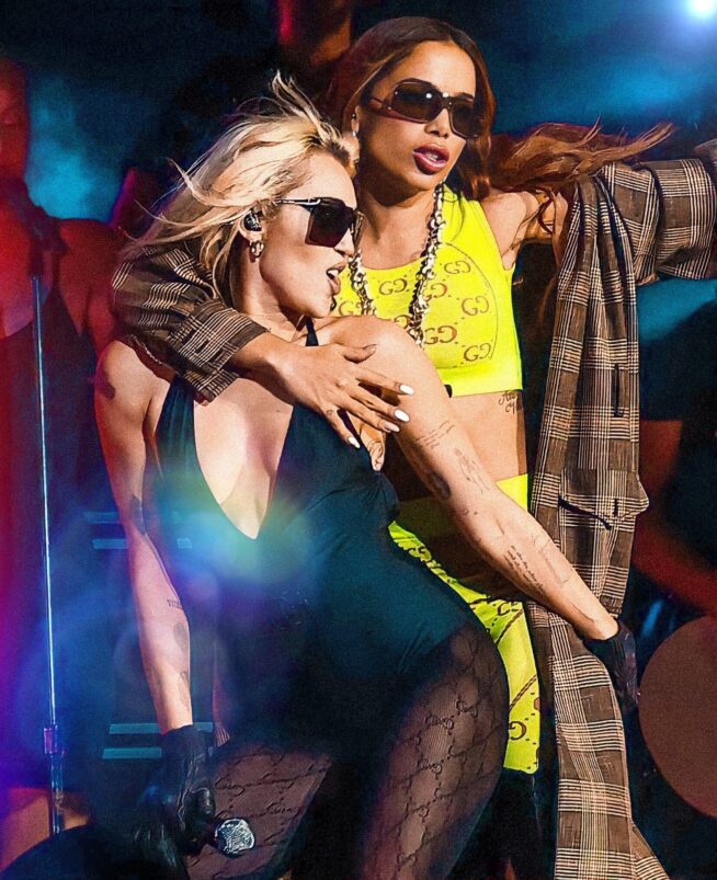 Anitta subiu ao palco ao lado de Miley Cyrus, também de Gucci