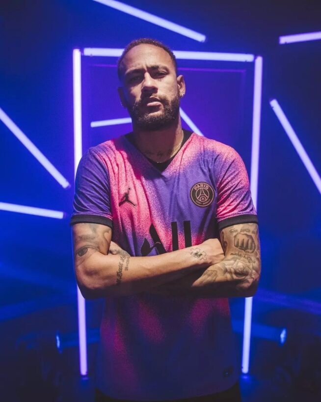 Neymar Jr com a emblemática camisa do Paris Saint-German