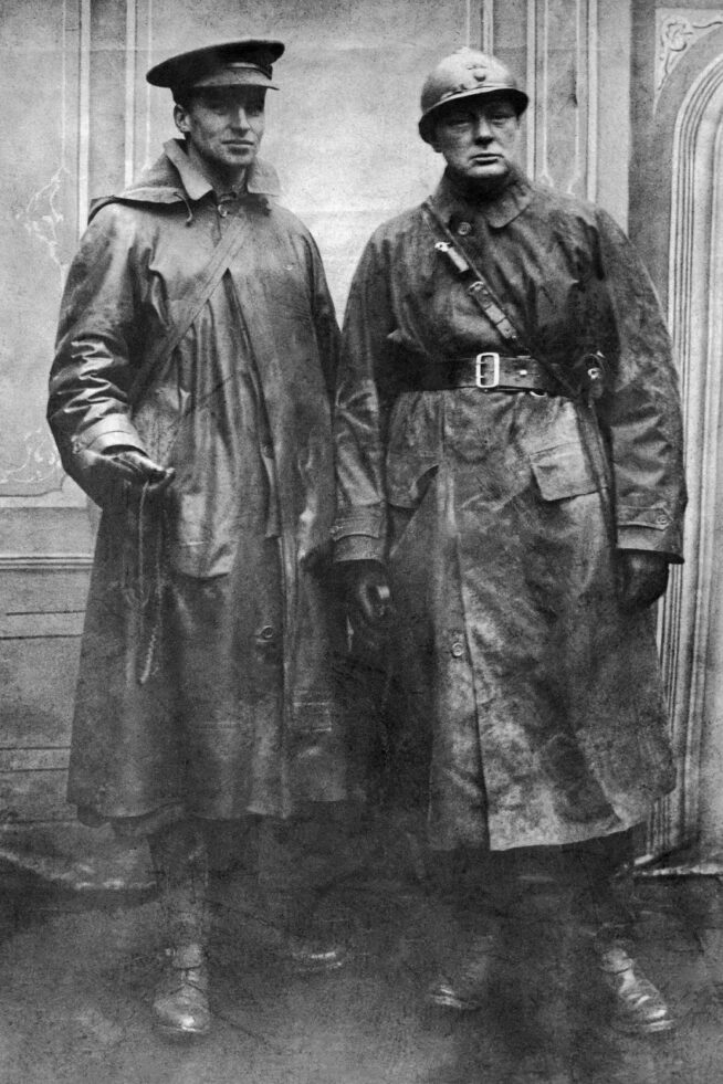 Soldados da Primeira Guerra Mundial utilizando Trenchcoats, que em tradução literal é Casaco de Trincheira