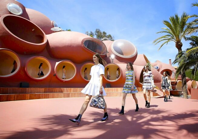 Desfile resort 2016 da Dior no Palais Bulles em Cannes.