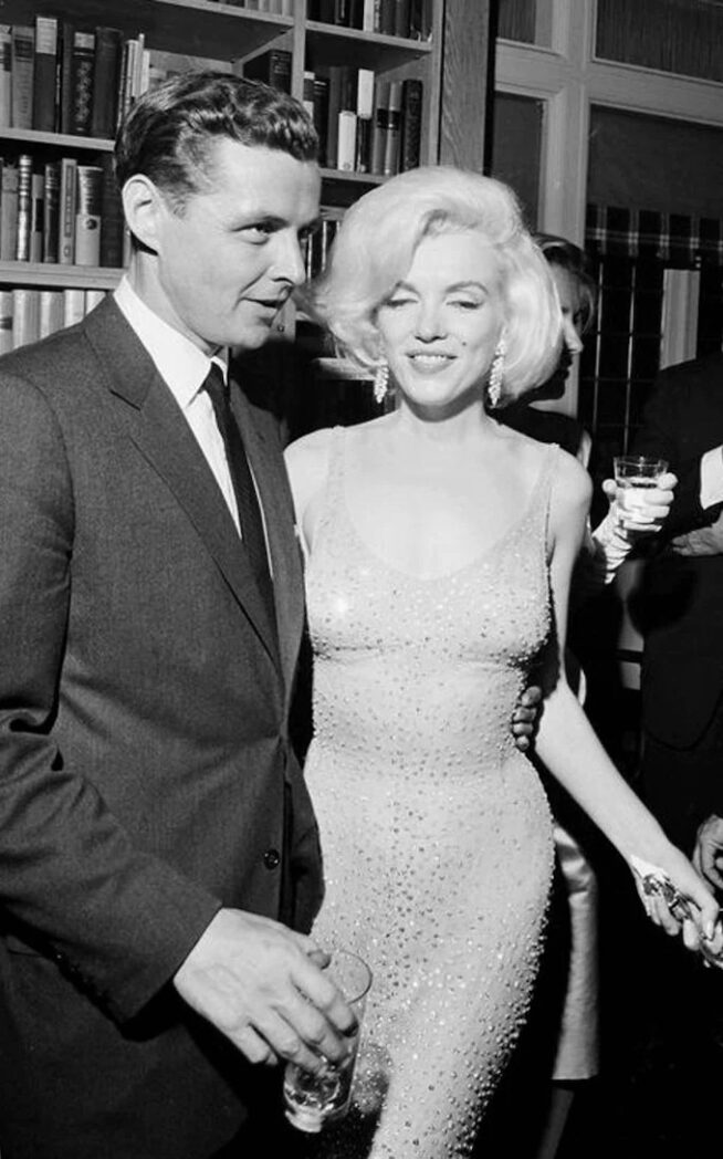 Marilyn Monroe usando o vestido Jean Louis em 1962