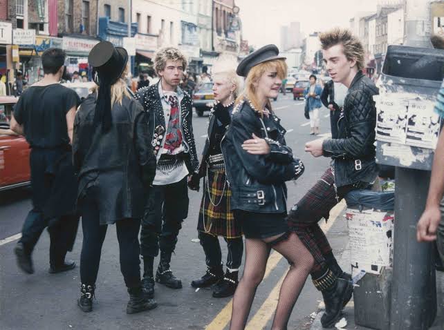 Punks em Londres nos anos 80. Foto do livro “Punks 1980s” da autora Shirley Baker, publicado pela Café Royal Books.