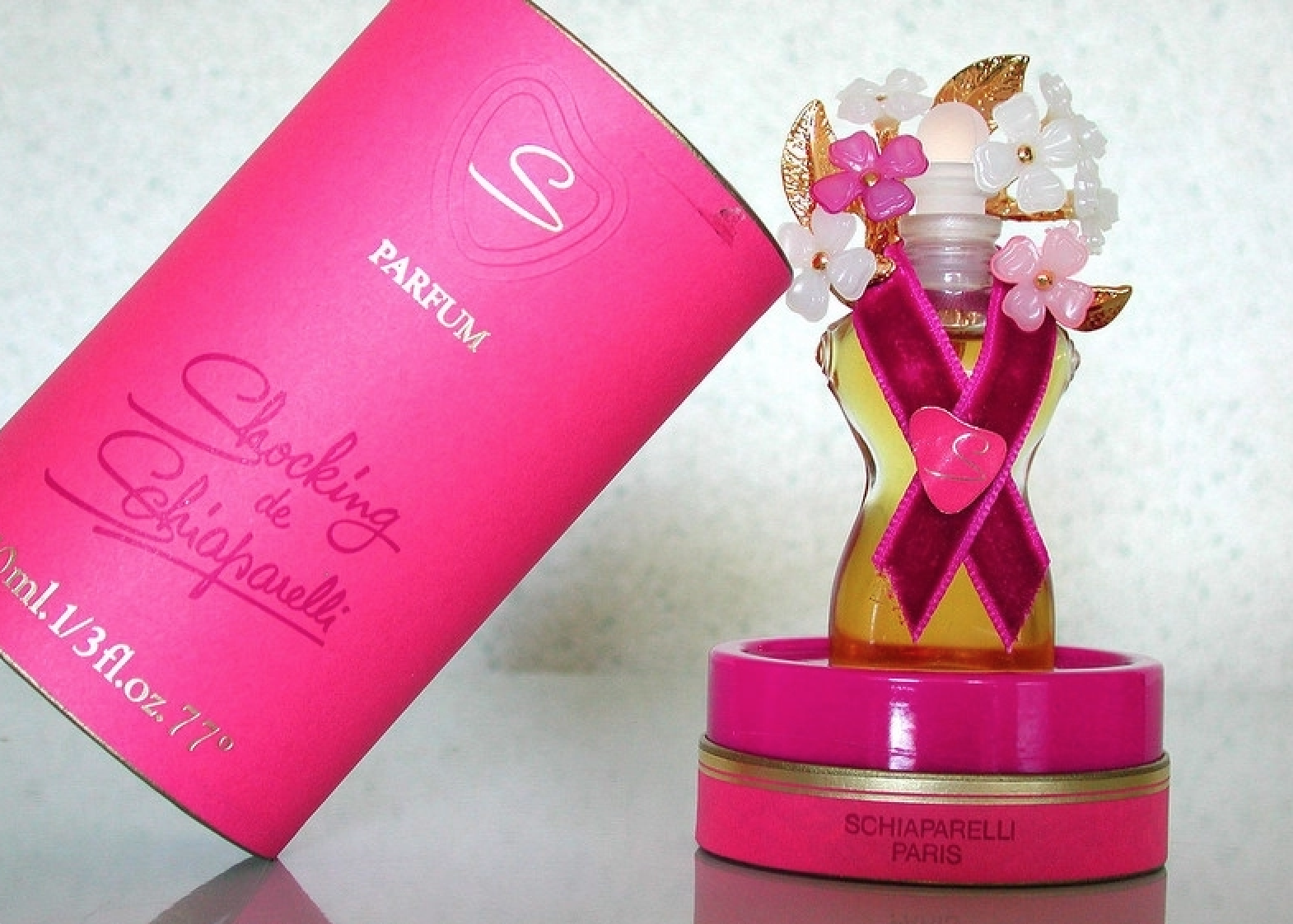 A embalagem do perfume que batizou o pigmento rosado / Foto: Reprodução