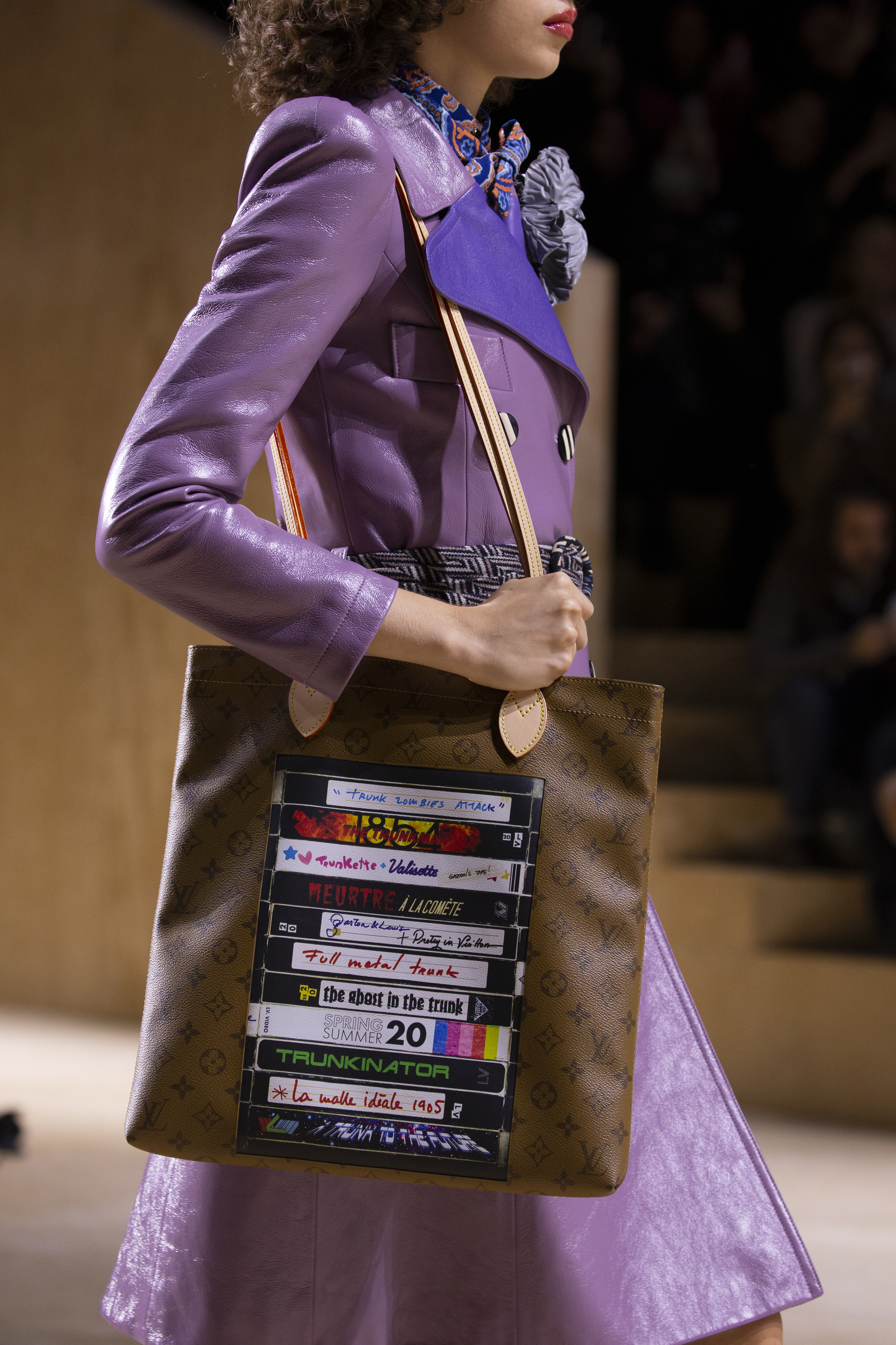 Zíperes e bolsas exageradas dominam desfile da Louis Vuitton em Paris