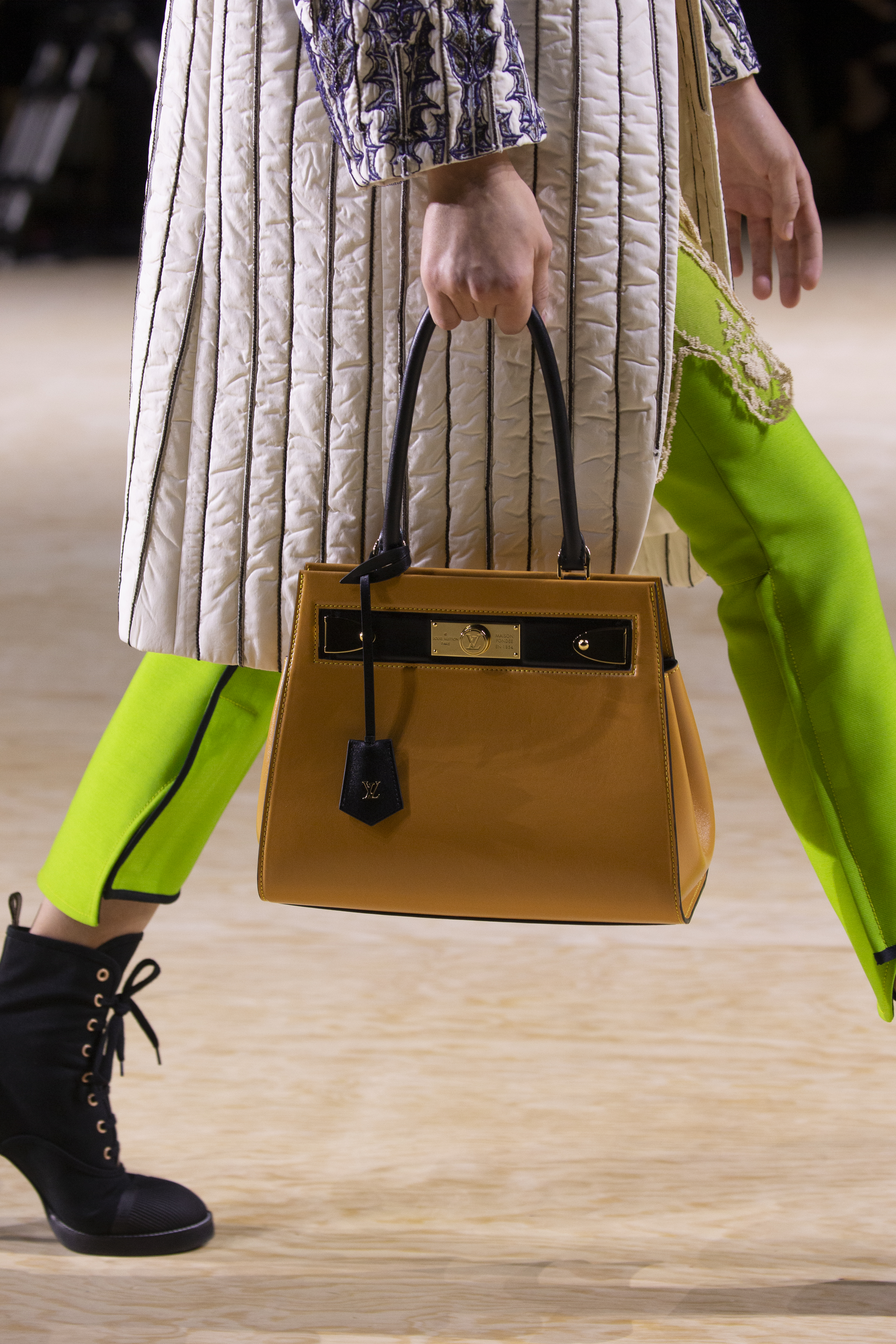 Zíperes enormes e bolsas exageradas em desfile da Louis Vuitton em Paris -  Folha PE