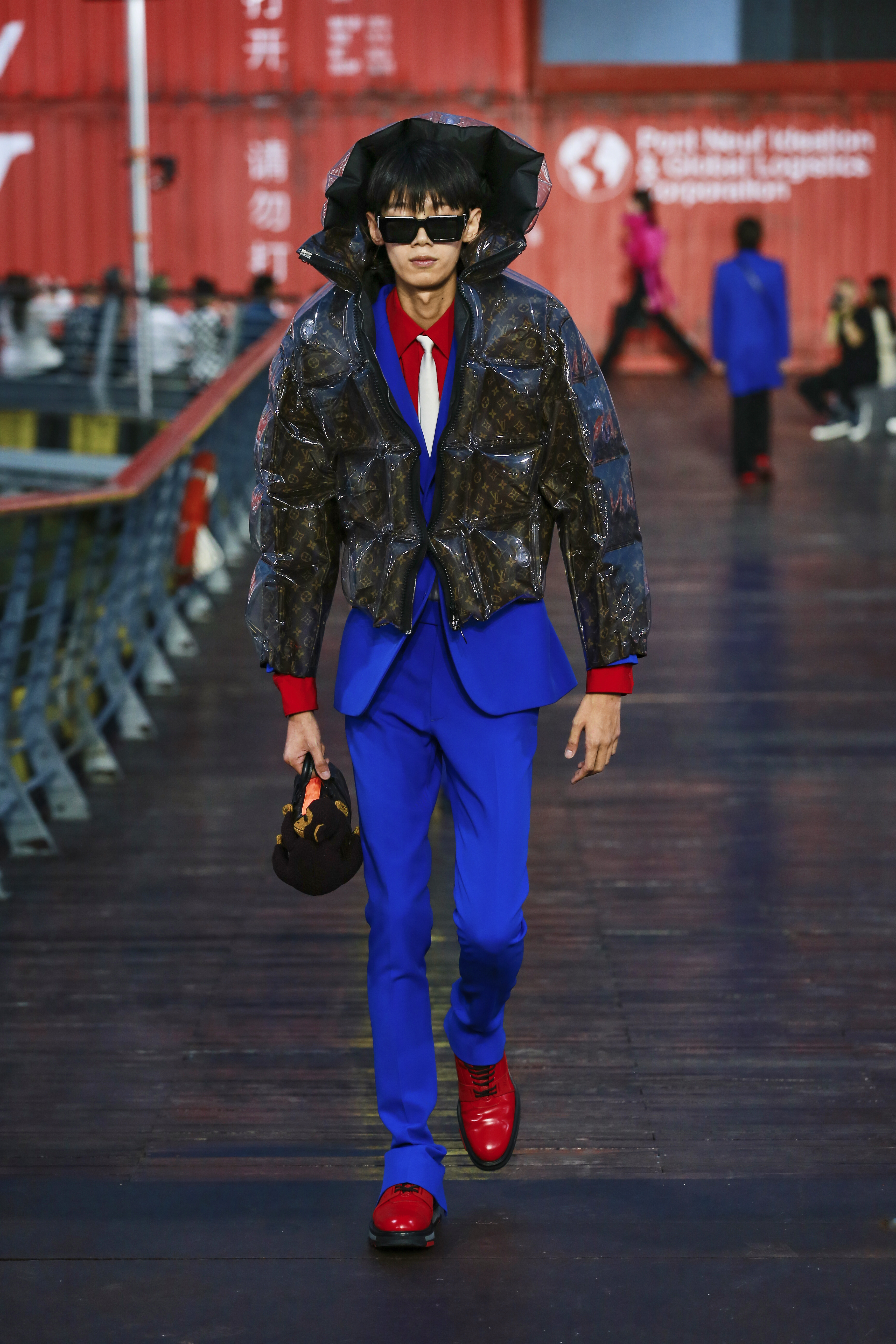 Moda volta ao mundo real com desfile da Louis Vuitton em Xangai