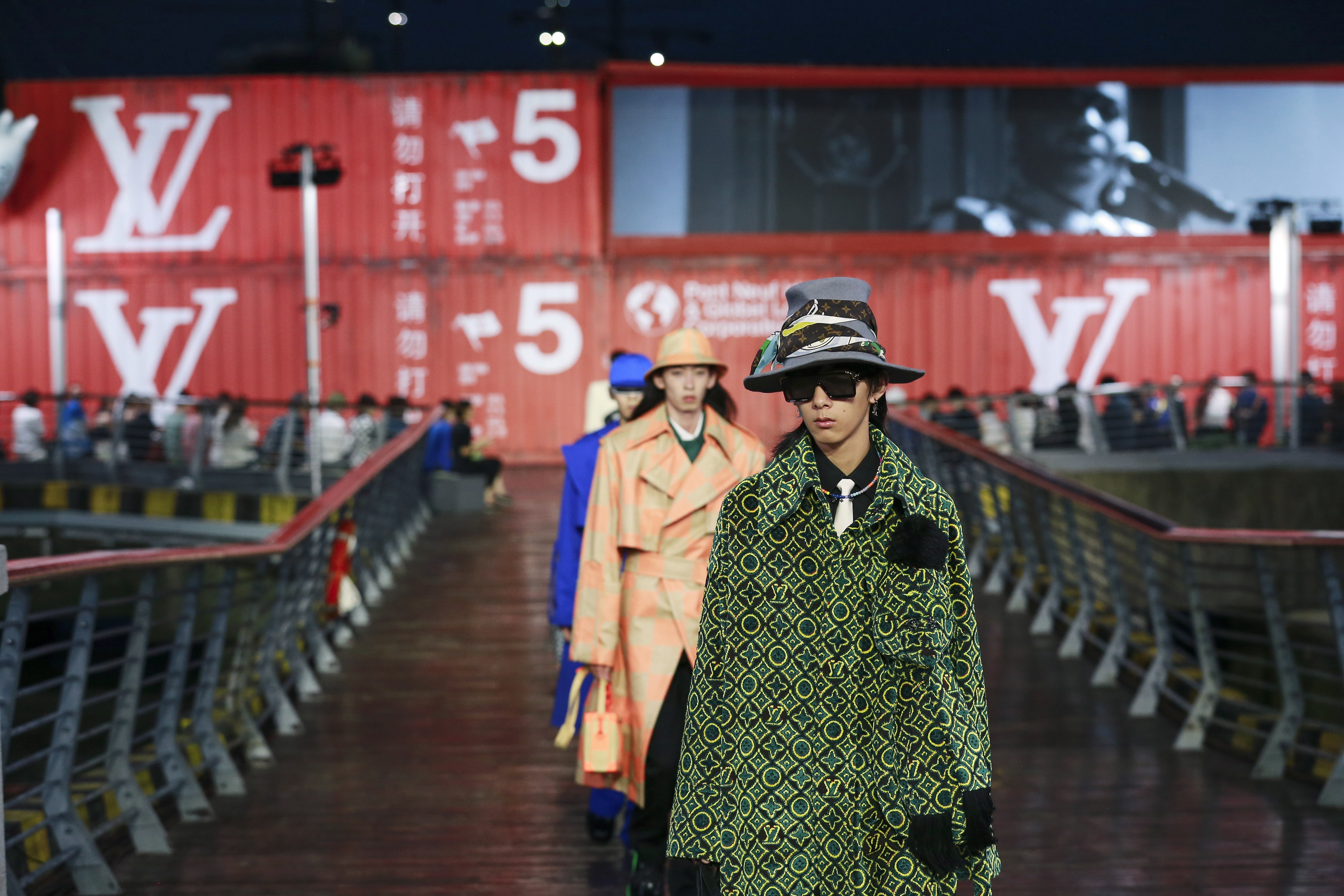 Moda volta ao mundo real com desfile da Louis Vuitton em Xangai